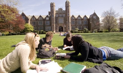 Giáo sư Harvard: “Một nửa số trường đại học Mỹ sắp phá sản”